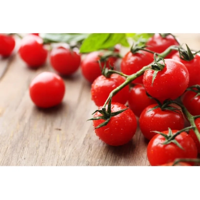 Свежие красные томаты на деревянной поверхности - Хевиозо