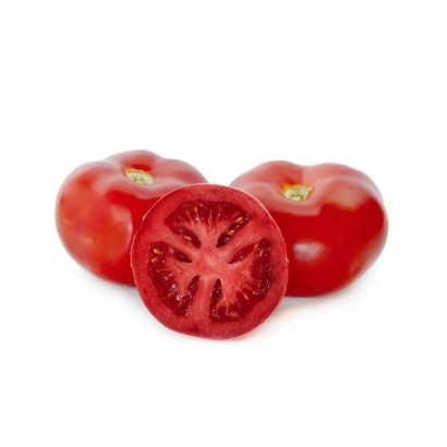 Томаты Кречет на белом фоне, один разрезан пополам