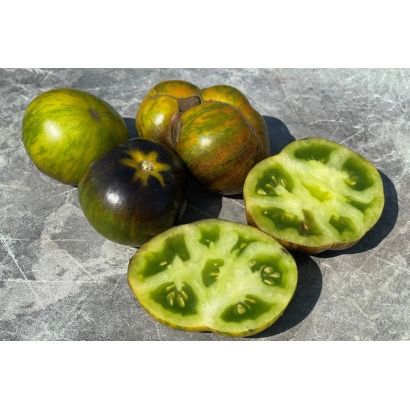 Черные томаты Криптон на сером фоне, один разрезан пополам