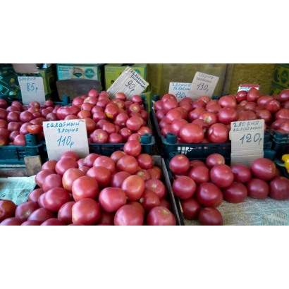 Корзина з червоними помідорами на ринку - КРИМЧАНИН