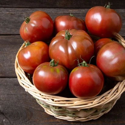 Корзина с красными помидорами на деревянном фоне - КУБАЛИБРЕ