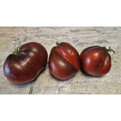 Три красных томата сорта Л403 на деревянной поверхности