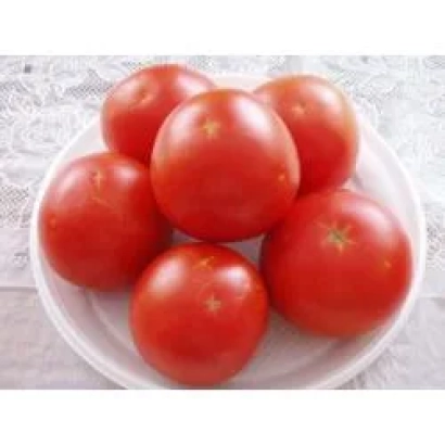 Красные томаты сорта Лорели F1 на белой тарелке