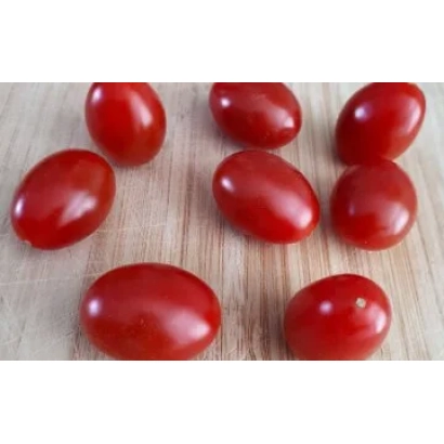 Красные помидоры сорта Лювион на деревянной поверхности