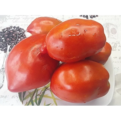 Крупные красные томаты на белой тарелке с декоративными элементами - Макиивский