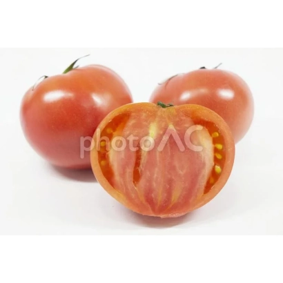 Томаты на белом фоне, один разрезан пополам - Мисора