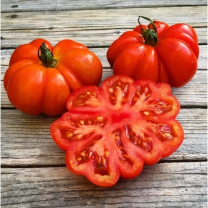 Томати сорту 'Рубінові складки' на дерев'яній поверхні