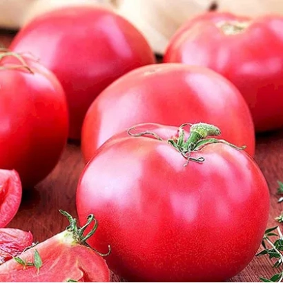 Крупные красные томаты на деревянной поверхности - САХАРИТТО