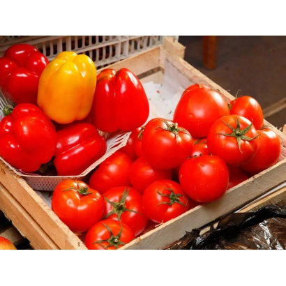 Basket with red and yellow tomatoes - SIVERETS