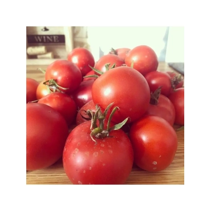 Свежие красные томаты на деревянной поверхности - ВЕРЕЙСКИЙ КРАСНЫЙ