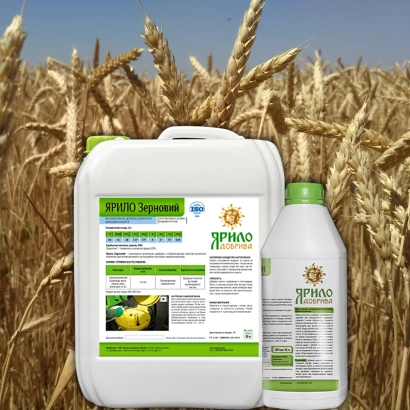 Канистра и бутылка Ярило на фоне пшеничного поля