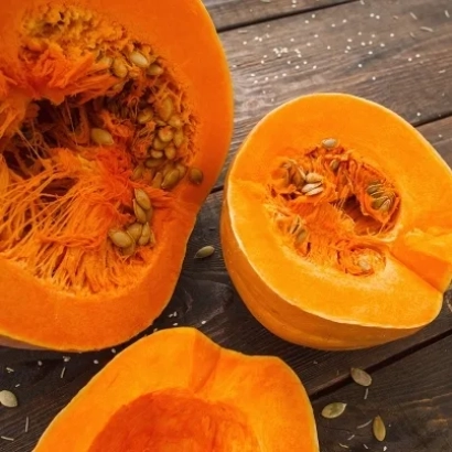 Куски тыквы Янина на деревянной поверхности