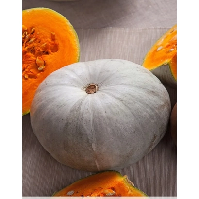 Белая тыква с оранжевыми дольками на деревянной поверхности - КРОШКА