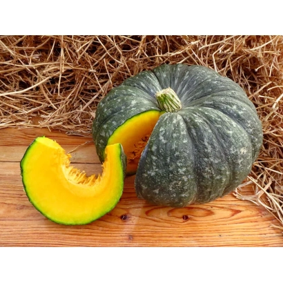 Тыква Зимняя сладкая на деревянной доске с долькой