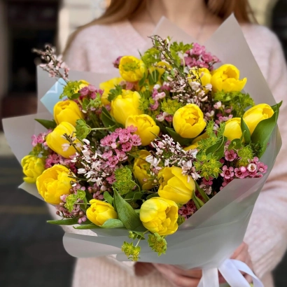 Букет желтых тюльпанов сорта Солнышко с розовыми и фиолетовыми дополнениями