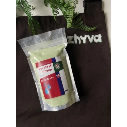 Пакет удобрения Agroleaf с этикеткой и логотипом на фоне - Агролиф (Agroleaf)