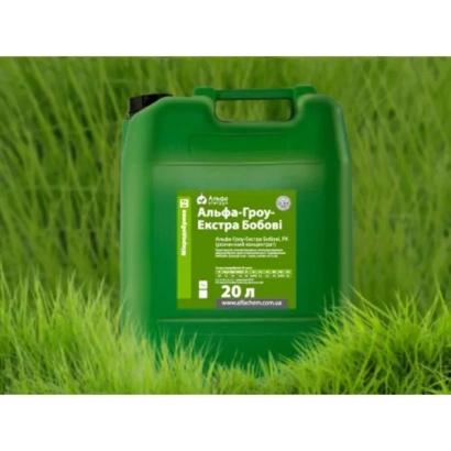 Зеленая канистра удобрения Альфа-Гроу-Екстра на фоне травы