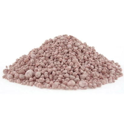 Кучка гранулированного удобрения розовато-коричневого цвета на белом фоне. - АММИАК МАРОК А, Б, Р., УДОБРЕНИЕ (N-82%)