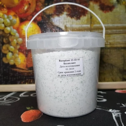Белые гранулы удобрения Базаплант в прозрачной канистре с этикеткой