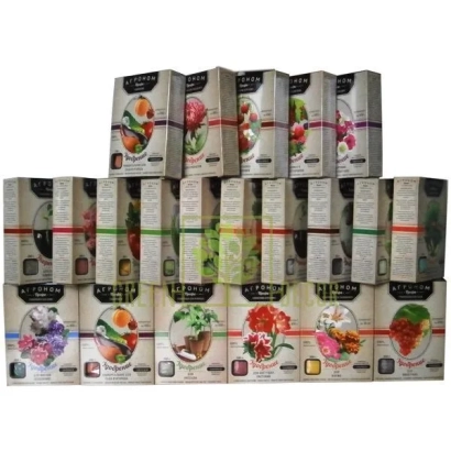 Упаковка удобрений CarboTec в виде коробок с изображениями цветов и ягод