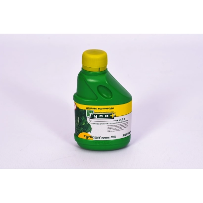 Зеленая бутылка с желтой крышкой и этикеткой, содержащей текст на русском языке, относящийся к органическим удобрениям с биогенными элементами.