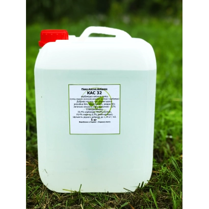 Біла канистра з червоною кришкою на траві, на етикетці вказано КАС 72 - Рідкі азотні добрива (КАС+S)