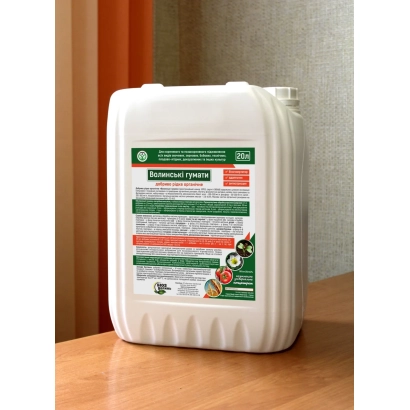 Белая канистра с этикеткой «Удобрение органичне «LWС»» на деревянной поверхности