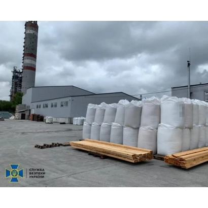 Белые мешки с удобрениями на деревянных поддонах перед заводским зданием - Дочирне пидприемство «Агроцентр ЕвроХим-Украина»