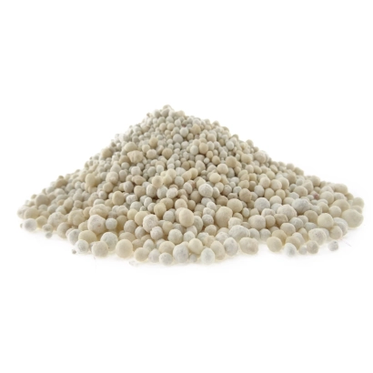 Куча белых гранул удобрения Амофос на белом фоне - ФОСФАТИ АМОНИЮ (Амофос)