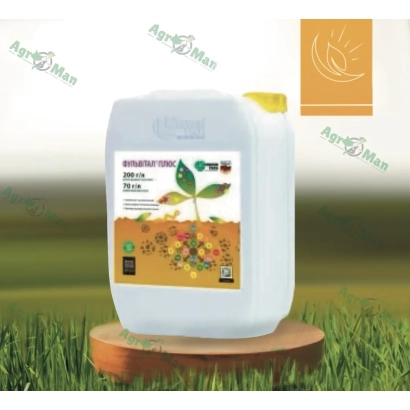 Белая канистра с этикеткой Фульвитал плюс на деревянной подставке на фоне травы