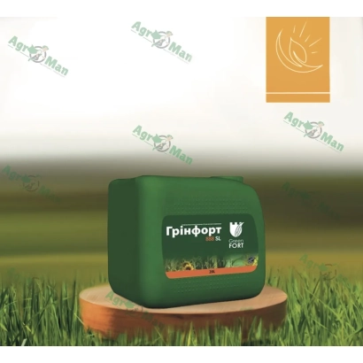 Зеленая упаковка удобрения Гринфорт Стимул на деревянной подставке на фоне травы