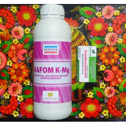 Бутылка удобрения KAFOM K-Mg на фоне цветочного узора - КАФОМ