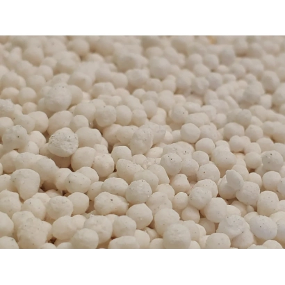 Белые гранулы карбамида (мочевины) на фоне