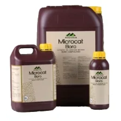 Канистра удобрения Microcat Boron с этикеткой и меньшими емкостями рядом - Келик Бор