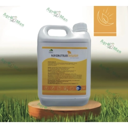 Канистра удобрения Kinactiv Initial на деревянной подставке на фоне зеленой травы - Кинактив Инишиал