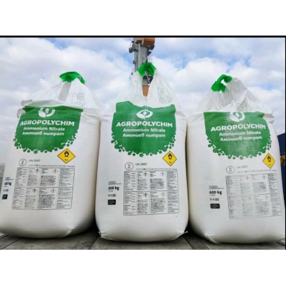 Три мешка удобрения АГРОПОЛИМЕР с этикетками и логотипом на фоне неба - КОМПЛЕКСНОЕ МИНЕРАЛЬНОЕ УДОБРЕНИЕ NP18:38+5S+0-0,3Zn