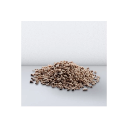 Кучка семян удобрения Korn Kali на светлом фоне