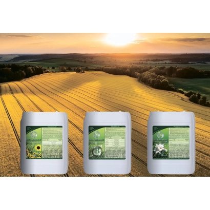 Три упаковки удобрения МИКРО-МИНЕРАЛИС на фоне поля на закате