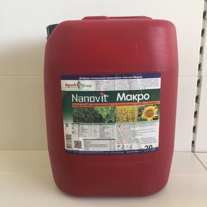 Красная канистра с этикеткой Nanovit Макро - Нановит багатокомпонентний