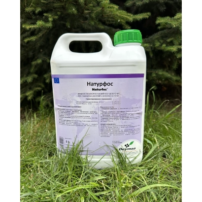 Бутылка удобрения Натурфос на траве
