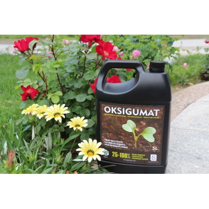 Черная канистра с надписью ОКСИГУМАТ на фоне роз и желтых цветов.