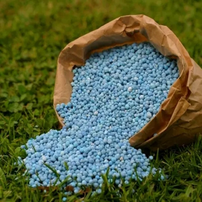 Синие гранулы удобрения «Селко» из бумажного мешка на траве - Органические и органо-минеральные удобрения «Селко»