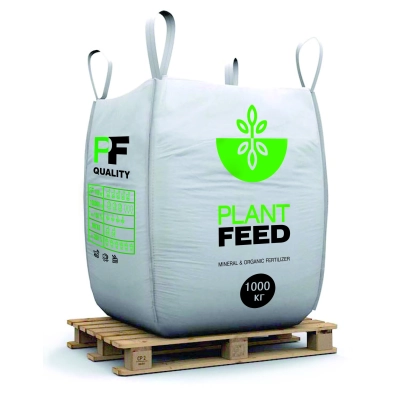 Великий мішок з добривом PlantFeed на палеті.