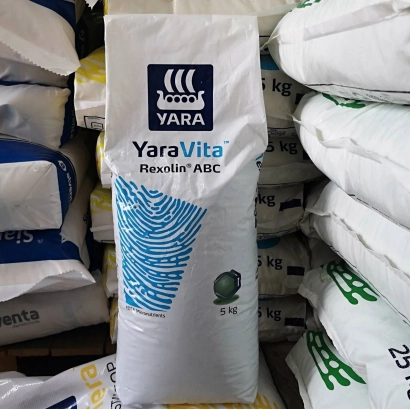 Удобрение YaraVita Rexolin ABC в мешке на фоне других мешков - Рексолин, гр., (В - 0,5%, Сu - 1,5% ЕДТА, Zn - 1,5% ЕДТА, Fе - 4