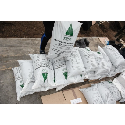 Мешки с удобрением Sokrat на деревянной подставке - Сократ