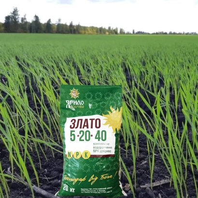 Мешок удобрения ЗЛАТО 5-20-40 на фоне зелёного поля - СВИТОВИД NPKS (N - 0,5-40%, P2O5 -0,5-45%, K2O - 0,5-50%, MgO -