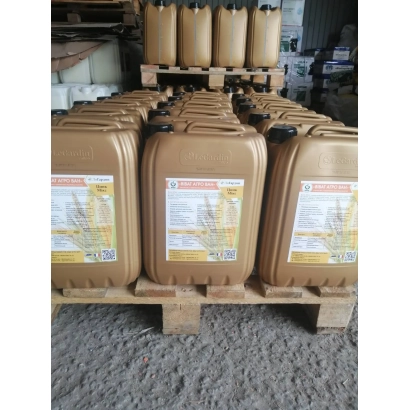 Канистры с удобрением на паллете, этикетки видны, но текст нечитаем. - Трейдкорп Zn