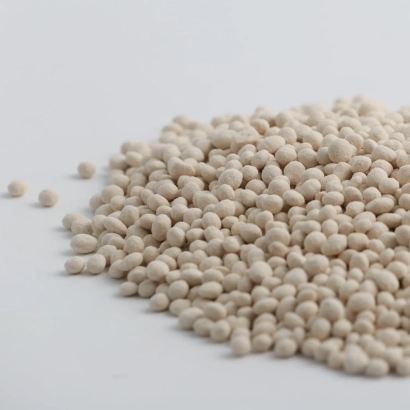 Кучка белых гранул удобрения на белом фоне - UNI-BALANCER