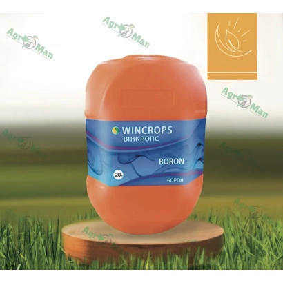 Оранжевая бутылка удобрения WINCROPS BORON на деревянной подставке на фоне зеленой травы. - ВИНКРОПС