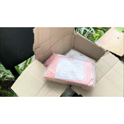 Розовая упаковка водорастворимых удобрений марок 17:8:22 и 8:20:25 в открытой картонной коробке - Водорастворимые удобрения марок 17:8:22 и 8:20:25